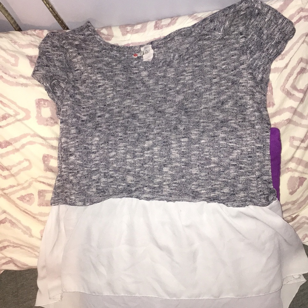Discreet knit and sheer top